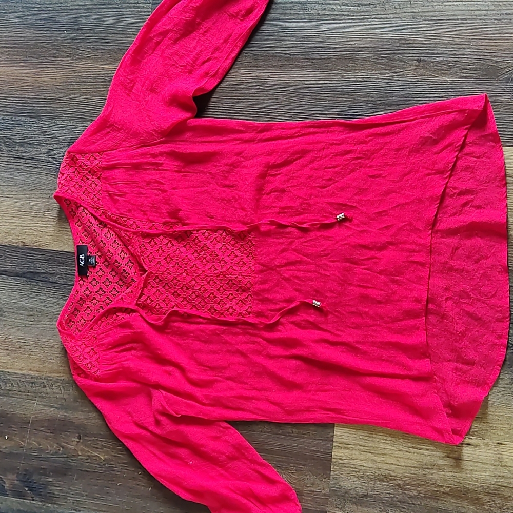 Mid sleeve red shirt